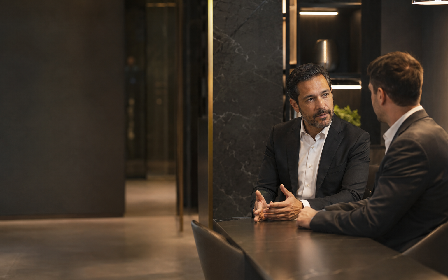 Profissionais do mercado financeiro conversando em um escritório