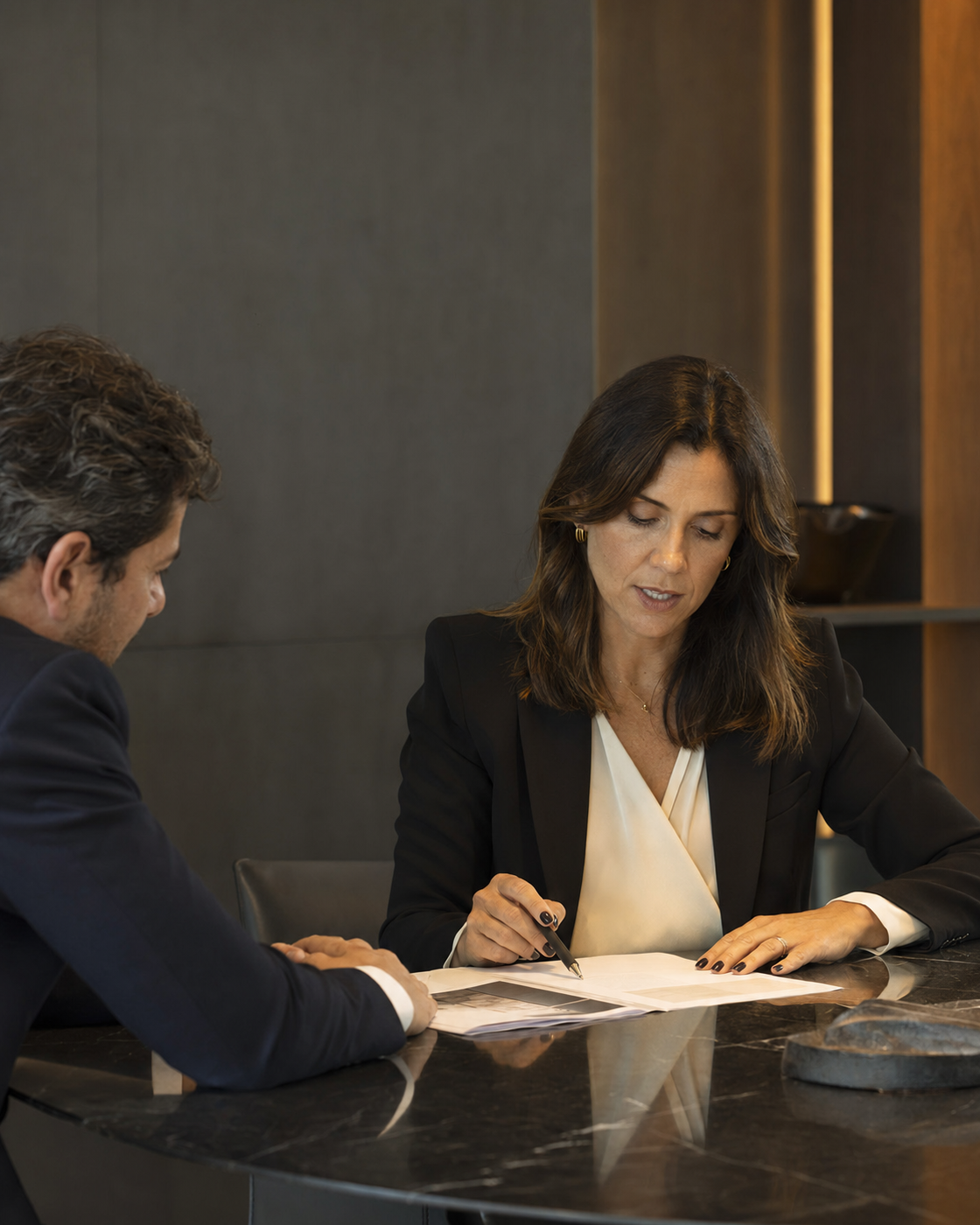 Assessora analisando documentos em reunião